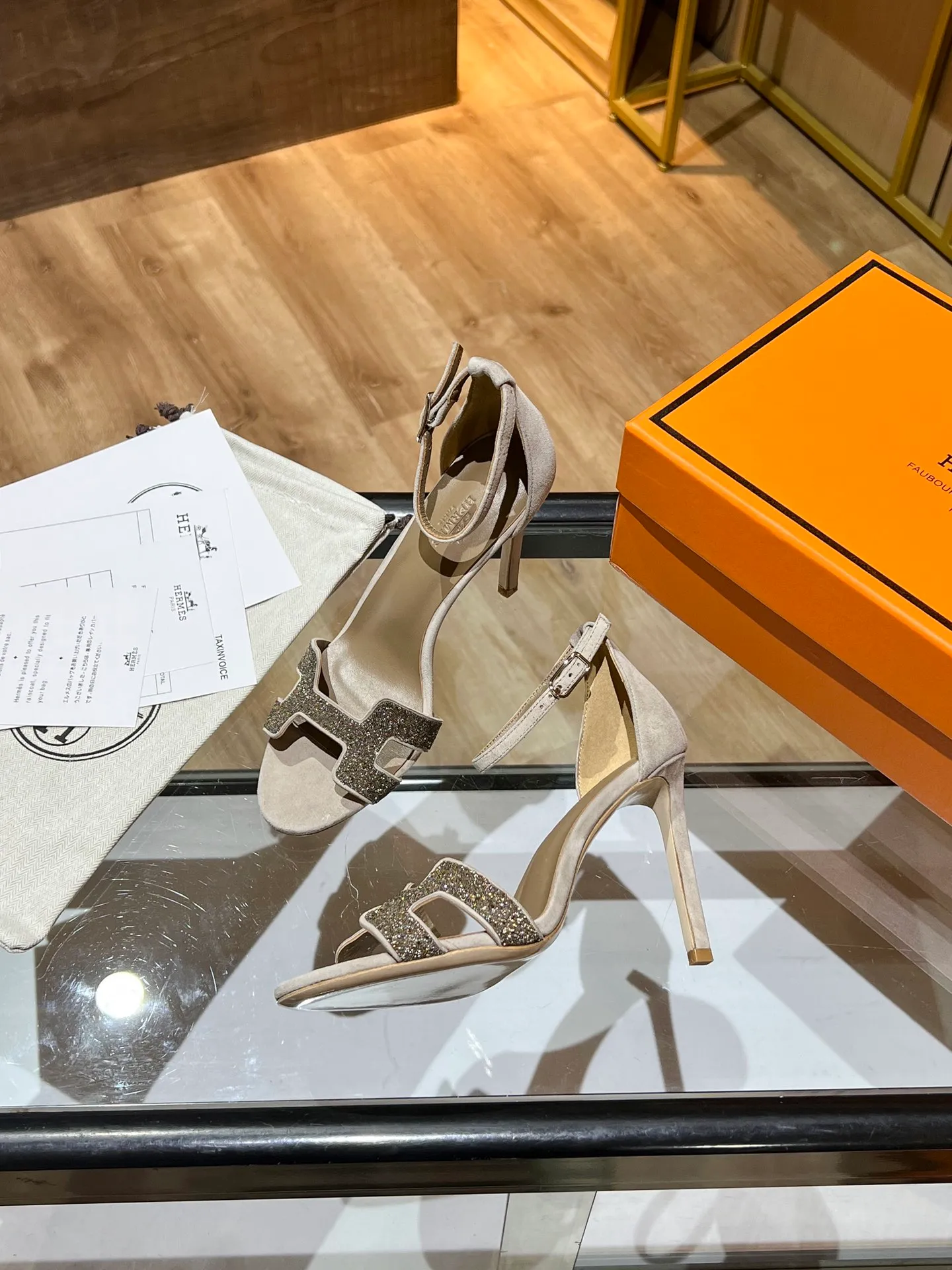 👟👟Ex-factory price 600👟👟 Hermès high-heeled sandals Hermès high-heeled shoes are the simplest, most durable and elegant I have ever seen! ! ! It can hold any style, and the height of 10.5cm is easy to control. Each color has its own unique style. You must buy this one, it is really easy to wear and look good! size: 35-40 (34.40.41 customization is non-returnable and non-exchangeable)